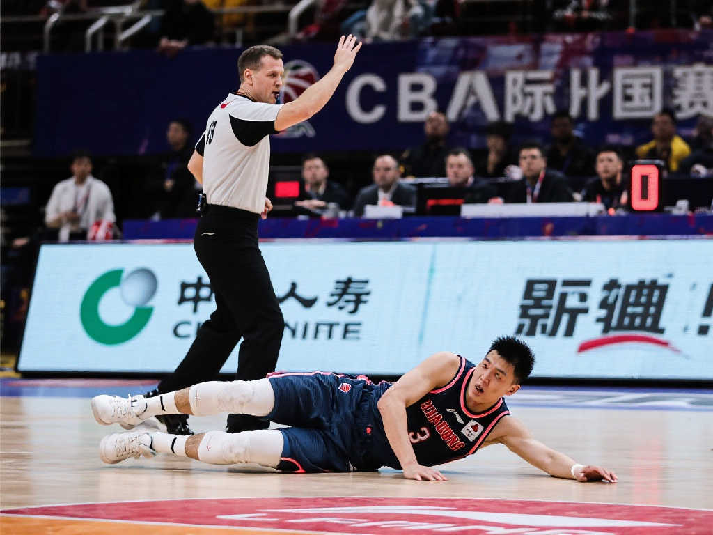 广厦‘影帝’假摔被识破,洋裁判果断判罚,球迷点赞! 广厦‘影帝’假摔被识破,洋裁判果断判罚,球迷点赞!